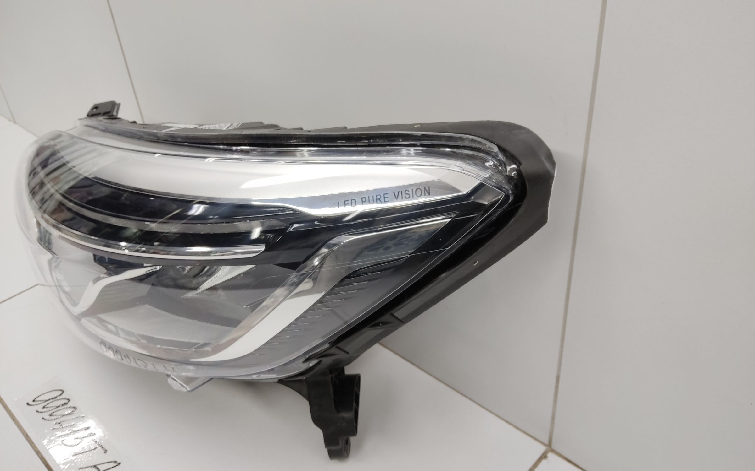 Фара передняя левая Renault Kaptur LED