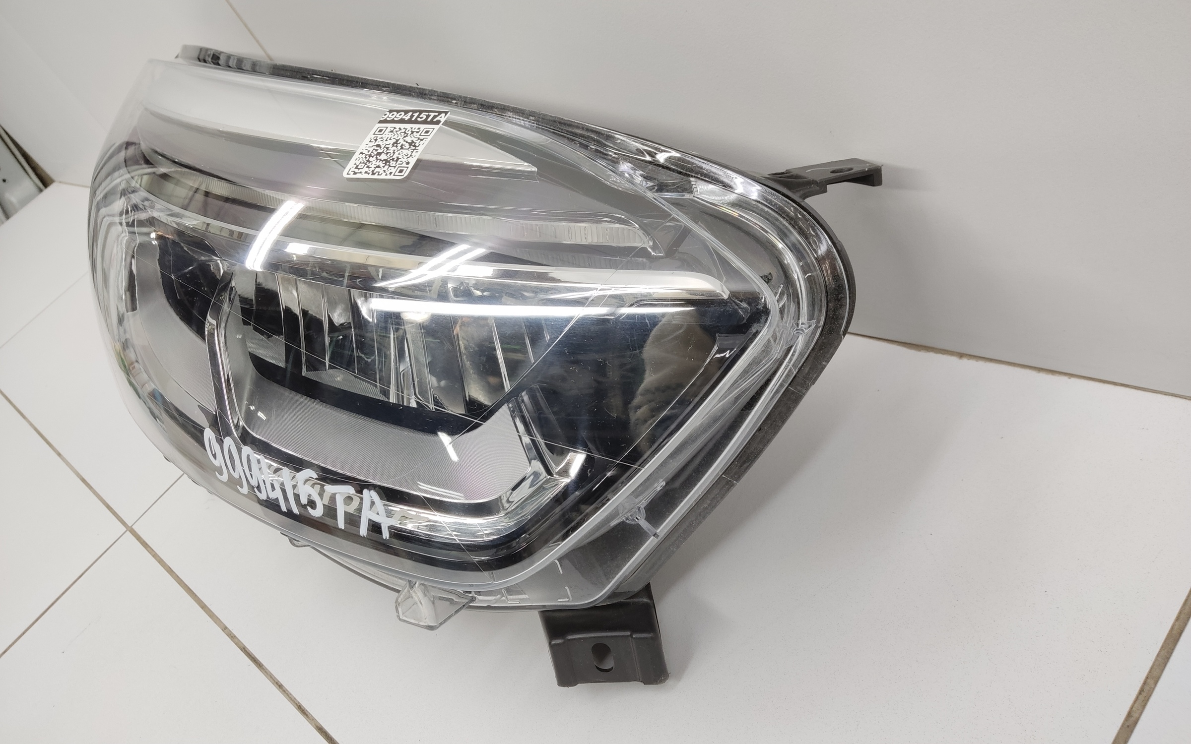 Фара передняя левая Renault Kaptur LED