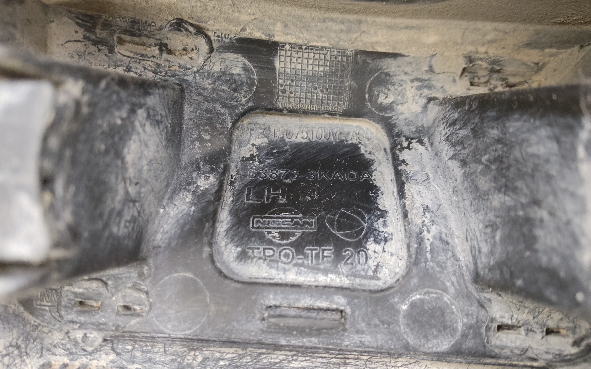 Накладка крыла переднего левого нижняя Nissan Pathfinder 4 R52