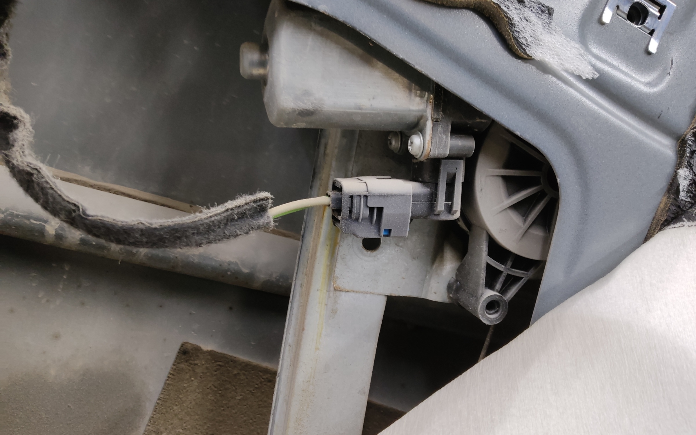 Дверь передняя левая Renault Duster 2