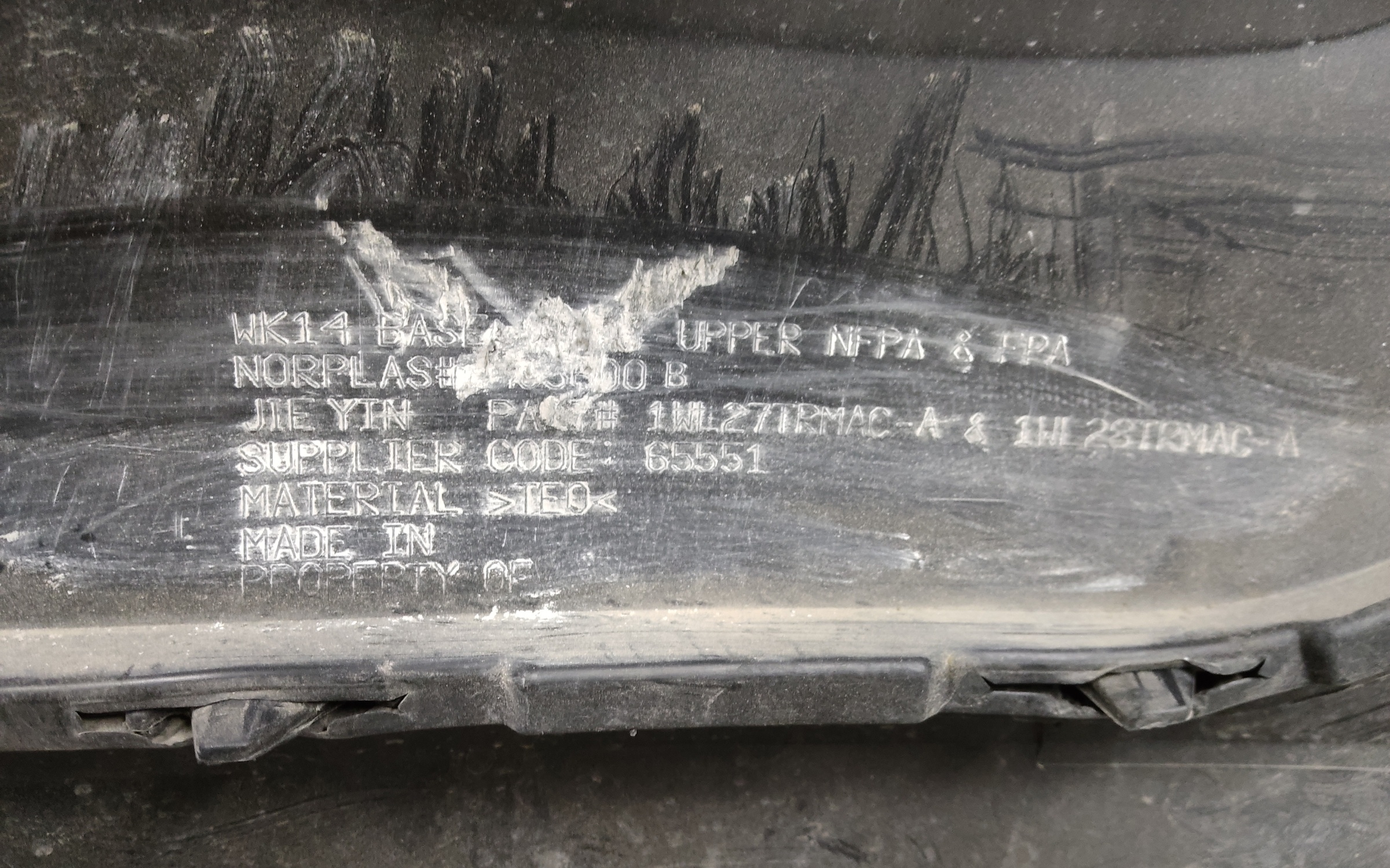 Бампер передний верхняя часть Jeep Grand Cherokee WK2 Restail