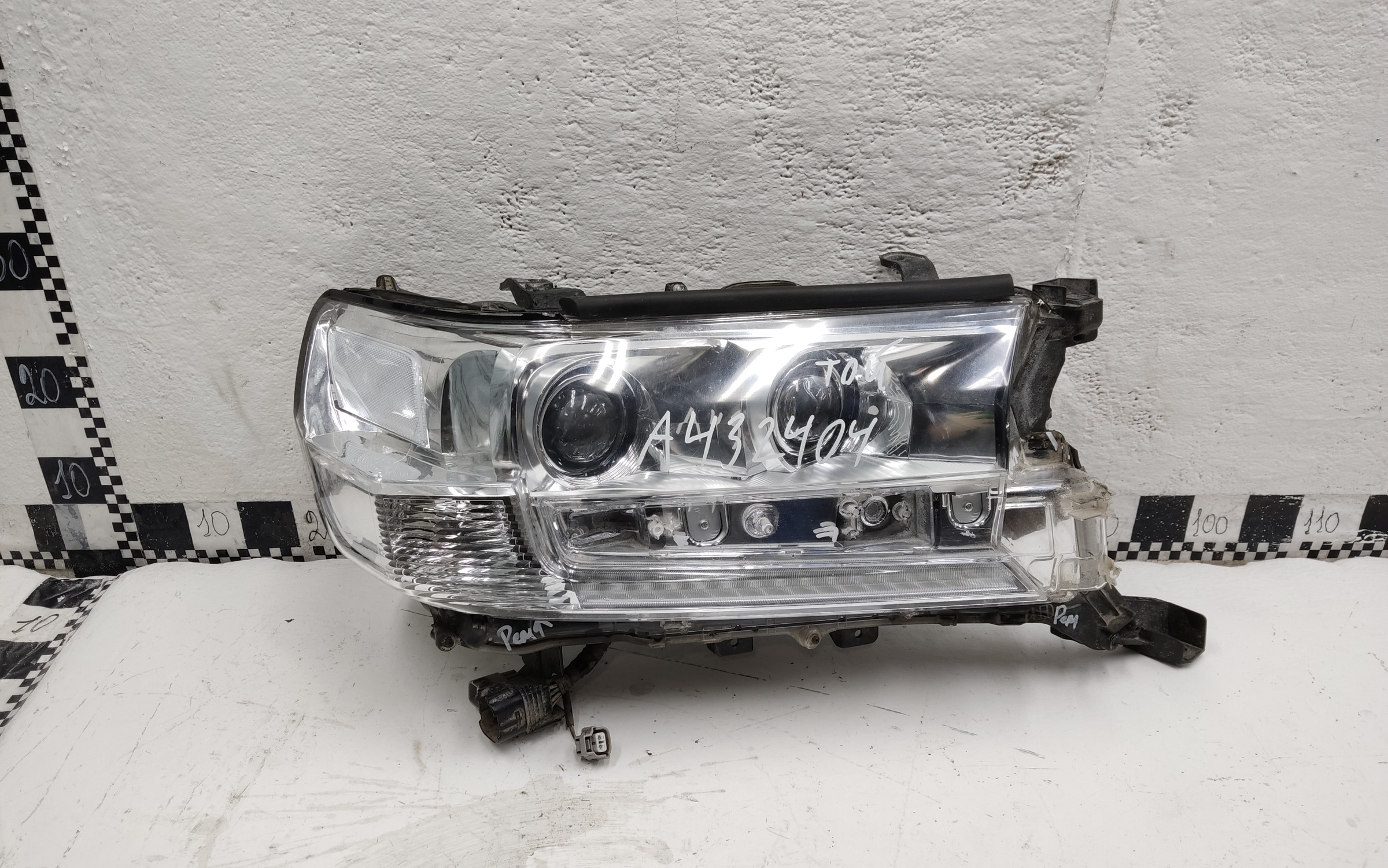 Фара передняя правая Toyota Land Cruiser 200 Restail 2 LED светлая