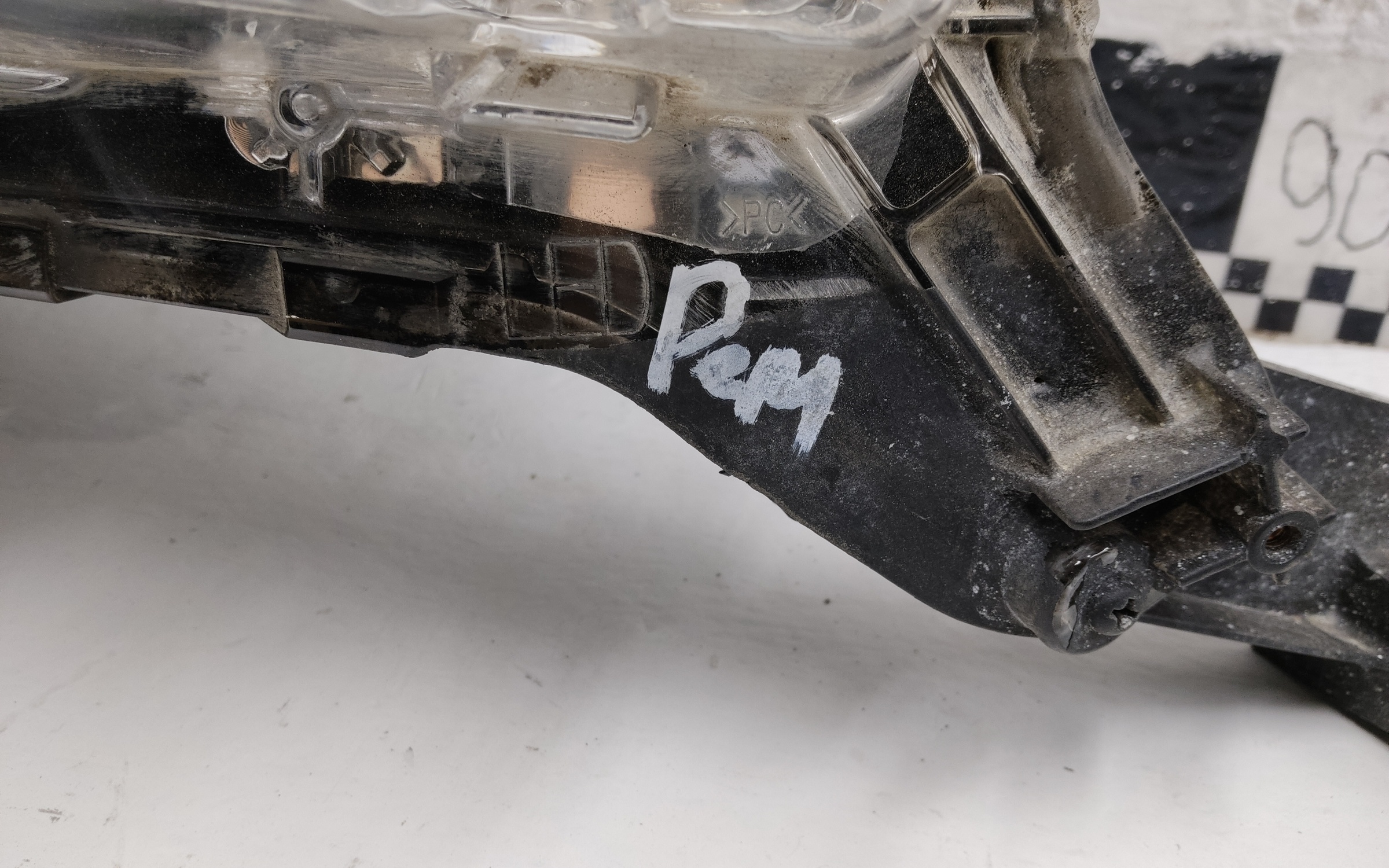 Фара передняя правая Toyota Land Cruiser 200 Restail 2 LED светлая