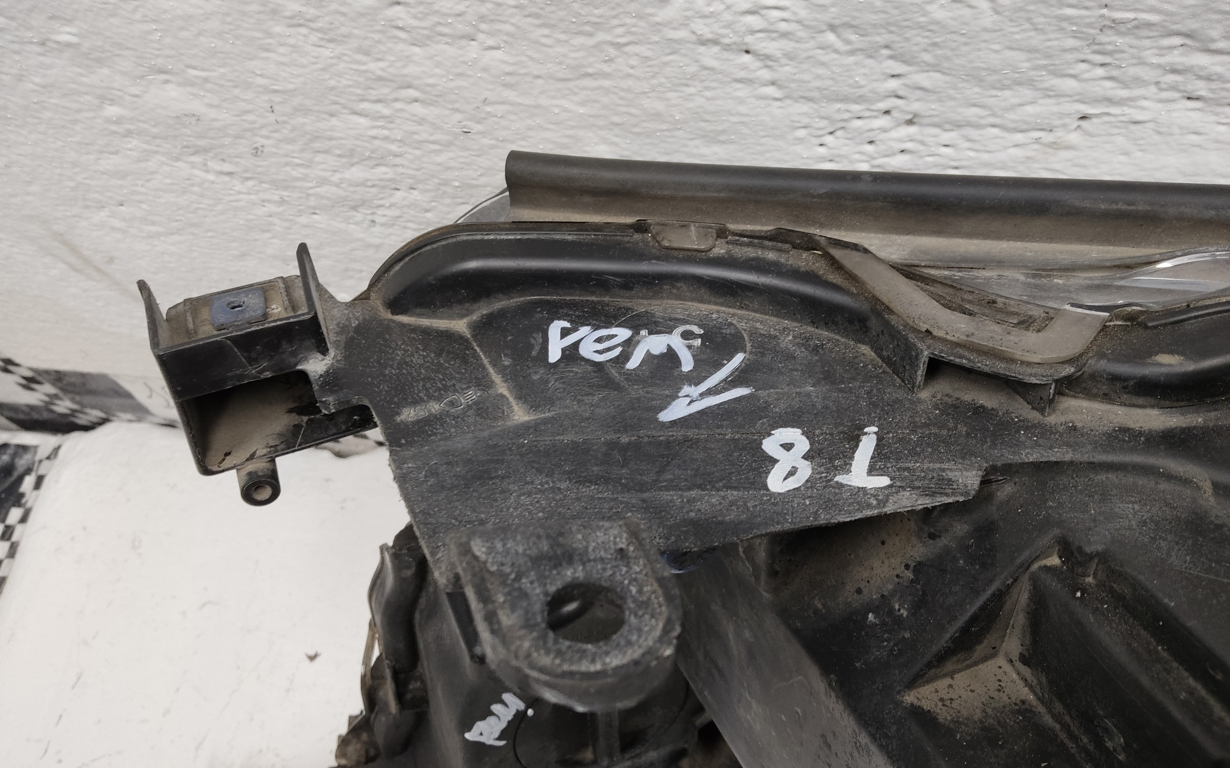 Фара передняя правая Toyota Land Cruiser 200 Restail 2 LED светлая