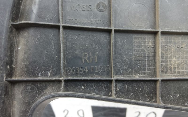 Накладка решетки радиатора правая Kia Sportage 4 Restail