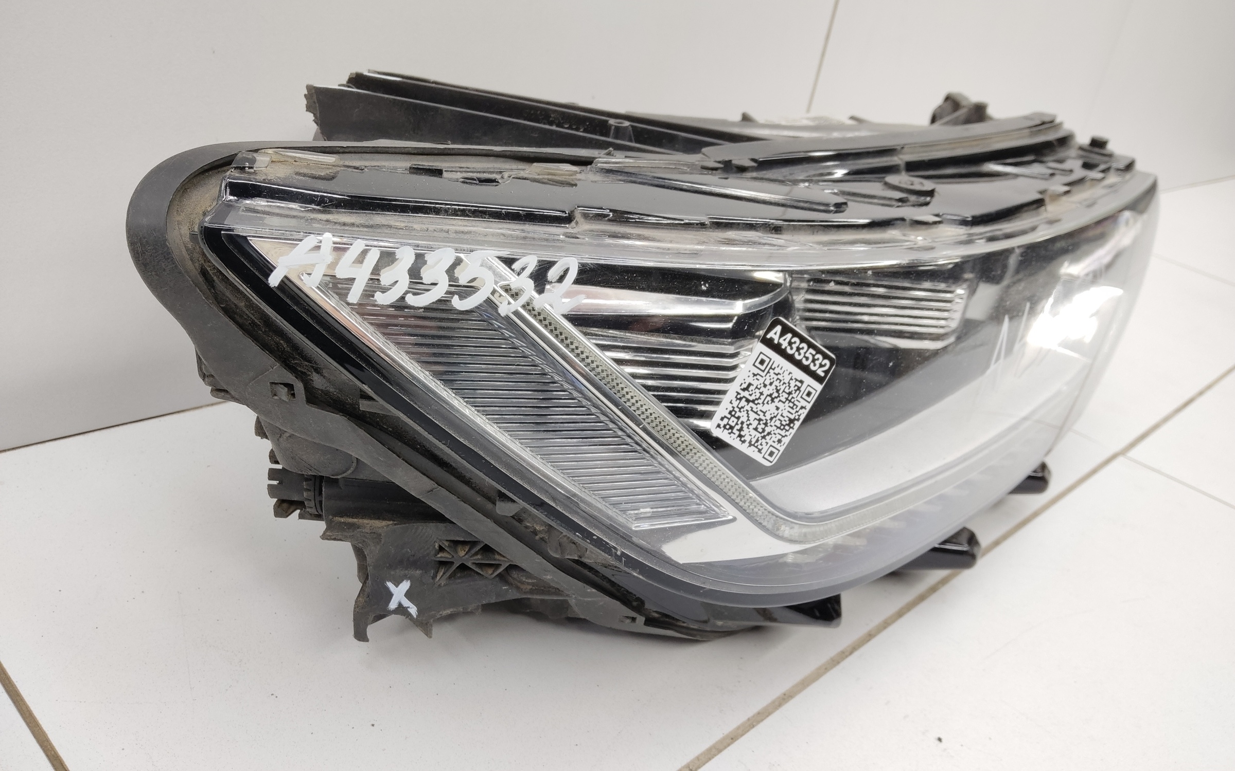 Фара передняя правая Volkswagen Passat B8 LED
