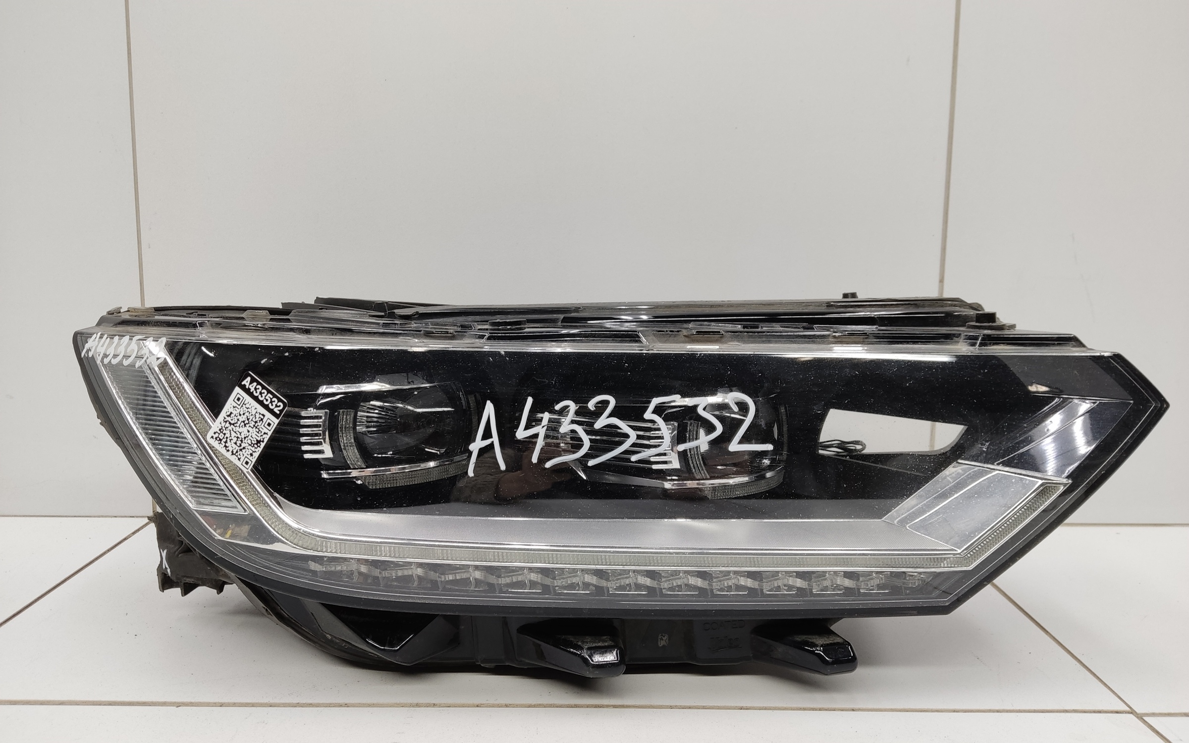 Фара передняя правая Volkswagen Passat B8 LED