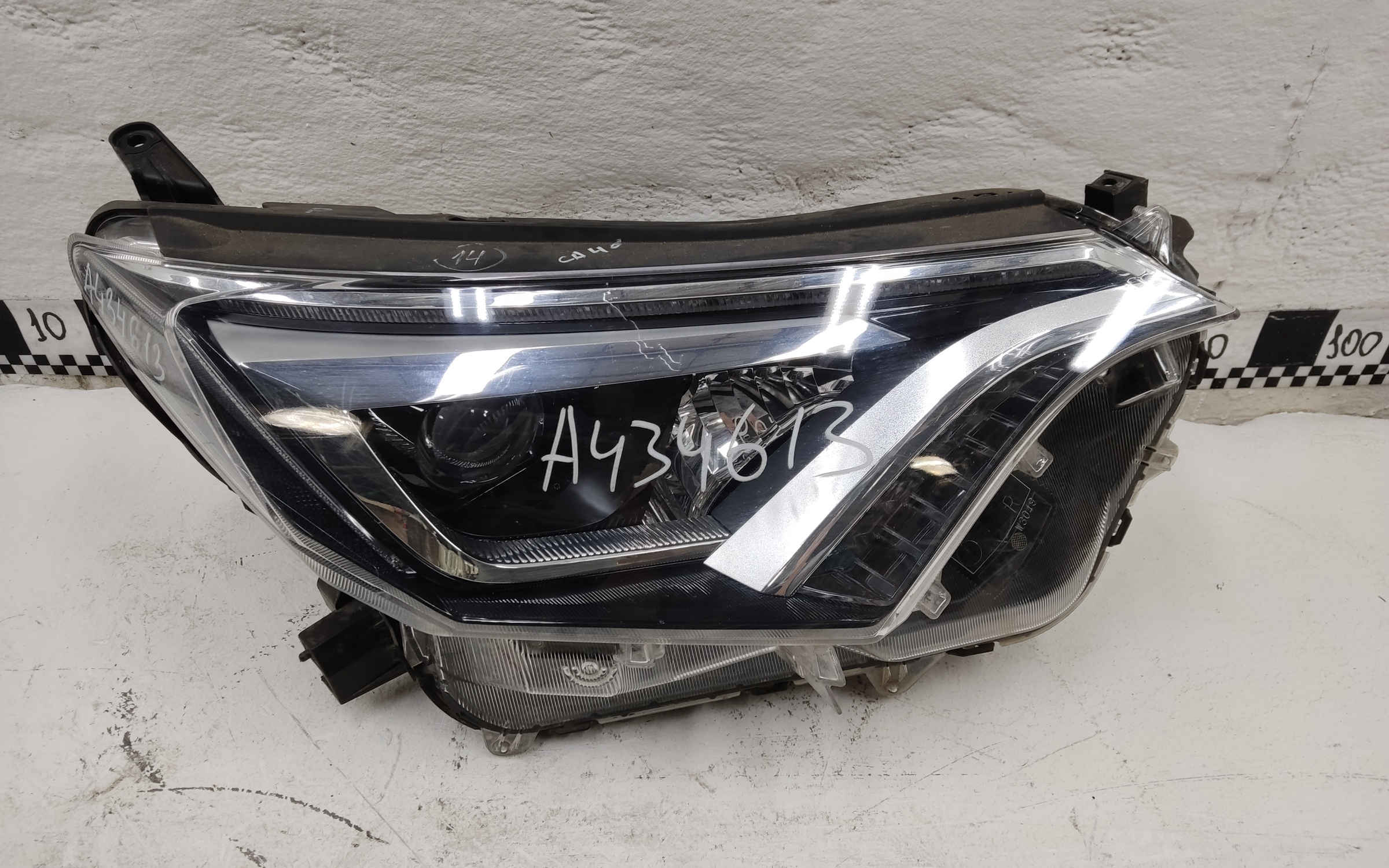 Фара передняя правая Toyota RAV4 CA40 Restail LED