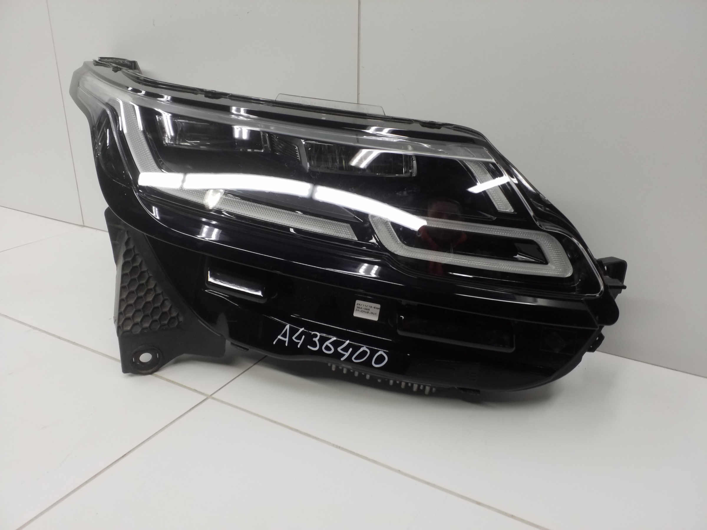 Фара передняя правая Range Rover Velar LED