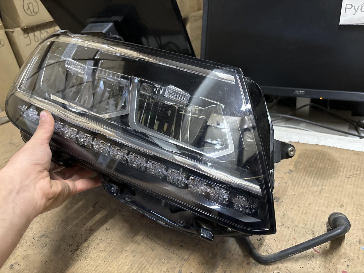 Фара передняя правая Volkswagen Tiguan 2 LED