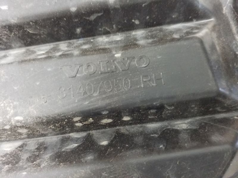 Заглушка ПТФ передняя правая Volvo XC40