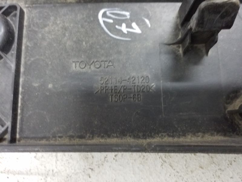 Накладка переднего бампера под номерной знак Toyota RAV4 CA40 Restail