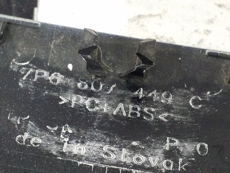 Заглушка буксировочного крюка заднего бампера левая Volkswagen Touareg 2 Restail