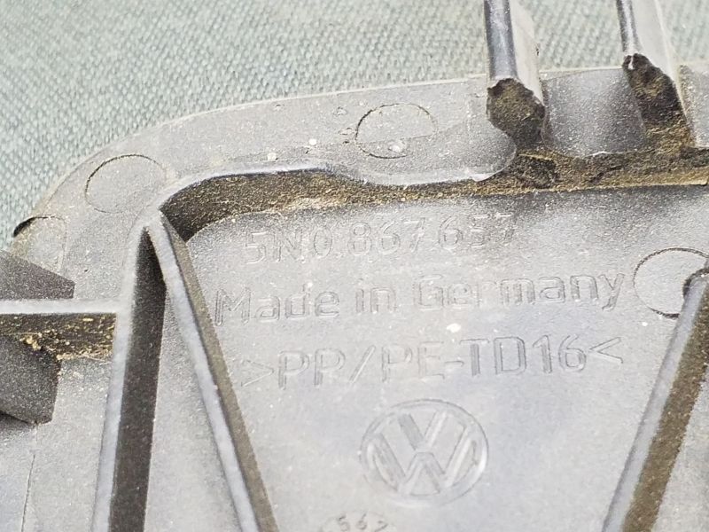 Заглушка обшивки крышки багажника левая Volkswagen Tiguan