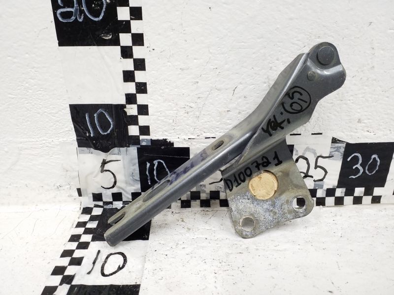 Петля капота левая Skoda Yeti