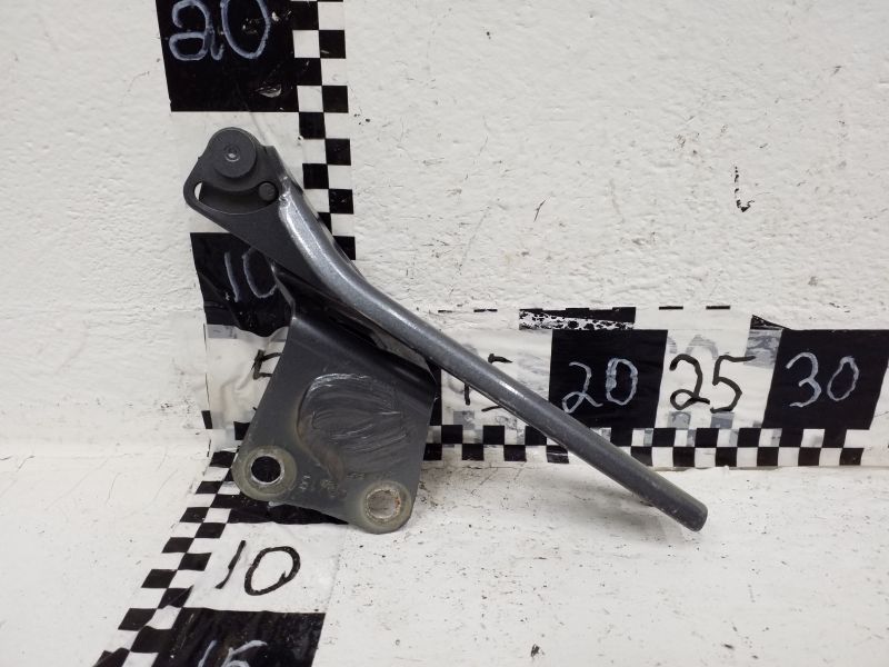 Петля капота левая Skoda Yeti