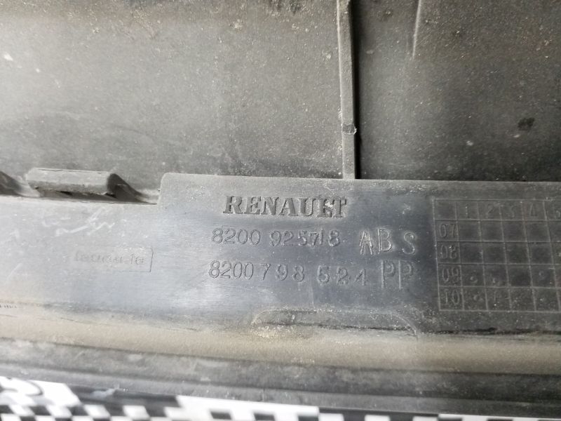 Решетка радиатора Renault Sandero 1