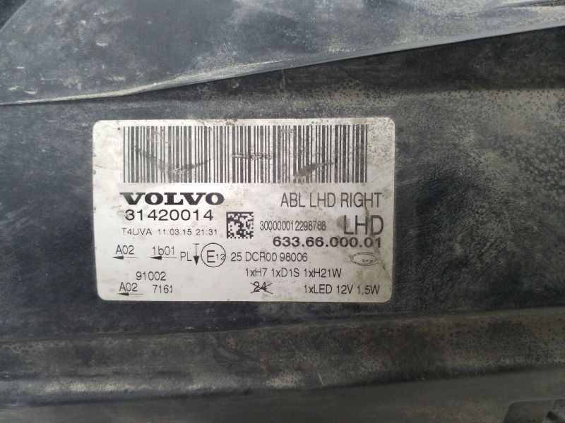 Фара передняя правая Volvo XC70 3 ксенон