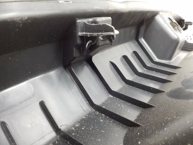 Обшивка задней панели багажника Volkswagen Polo 5 Sedan