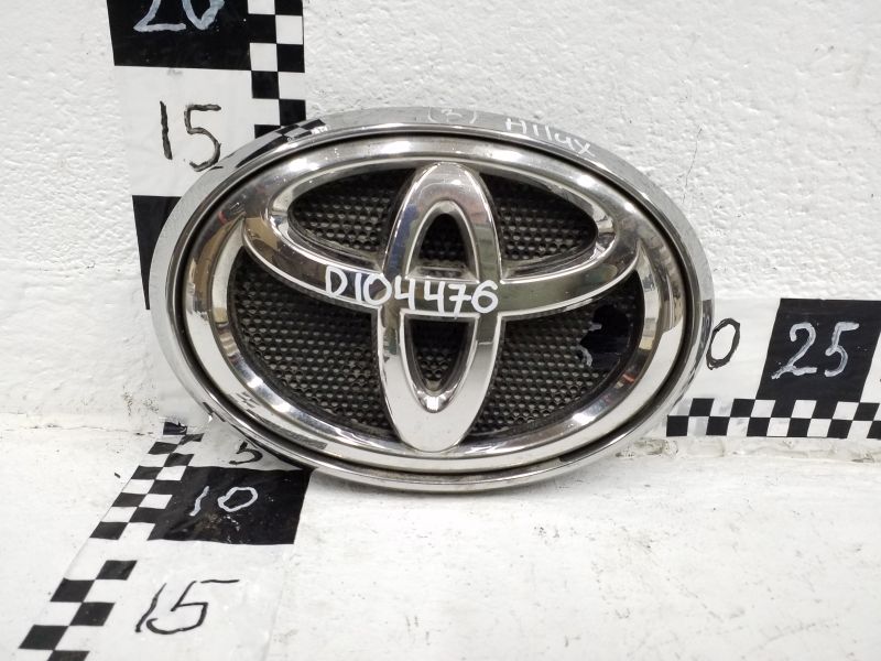 Эмблема решетки радиатора Toyota Hilux 8
