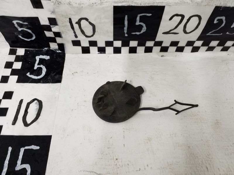 Заглушка буксировочного крюка переднего бампера Volkswagen Tiguan 2