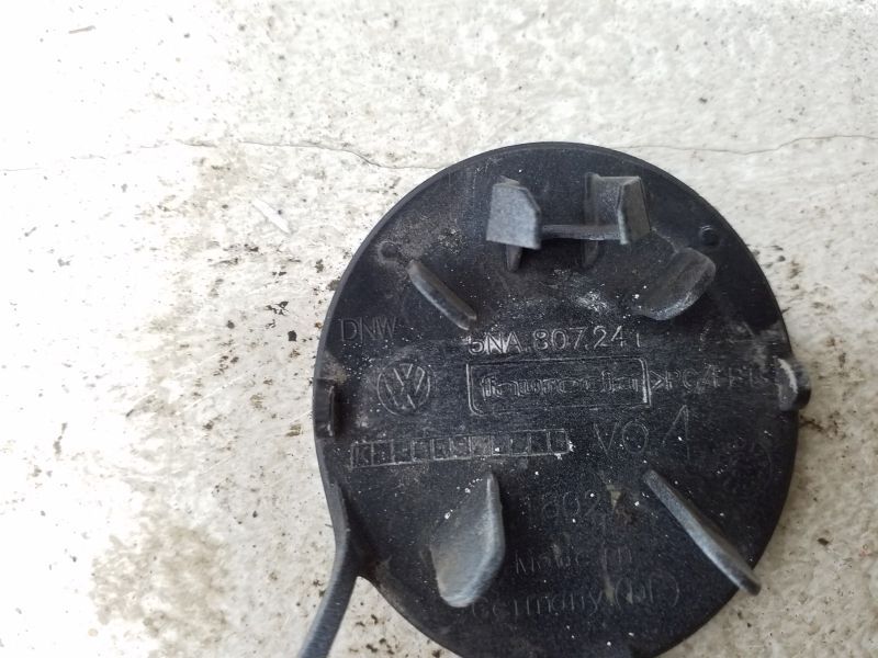 Заглушка буксировочного крюка переднего бампера Volkswagen Tiguan 2