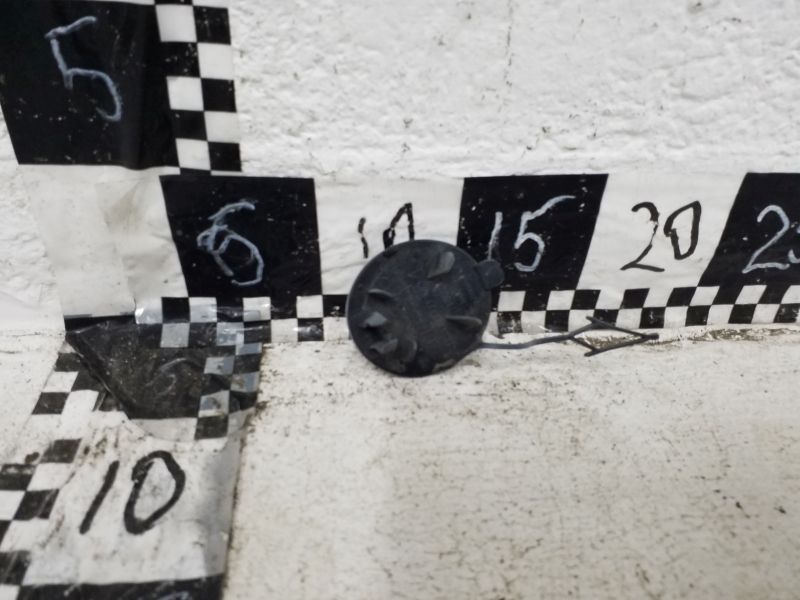 Заглушка буксировочного крюка переднего бампера Volkswagen Tiguan 2