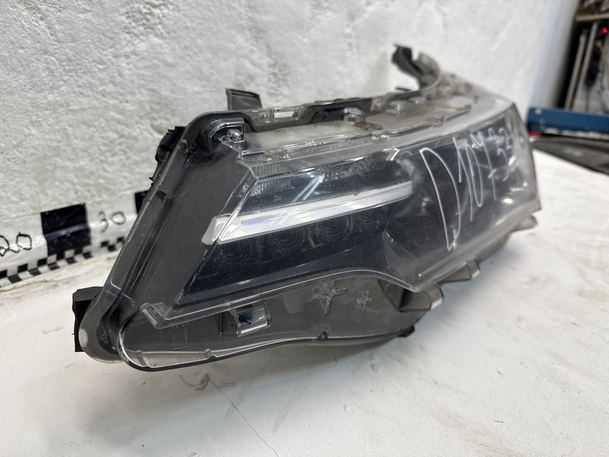 Фара передняя левая Toyota Corolla E180 Restail галоген ДХО
