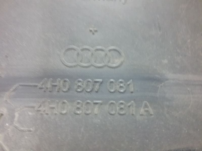 Накладка передней панели Audi A8 D4
