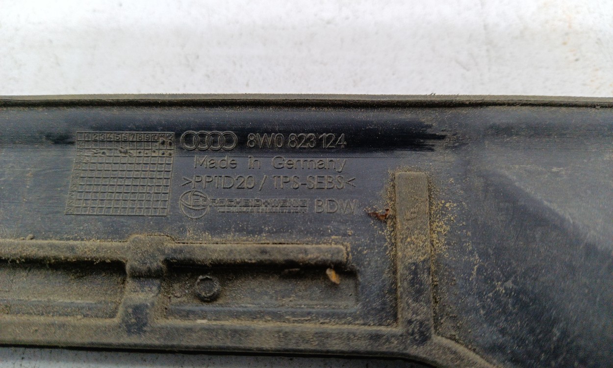 Уплотнитель капота Audi A4 B9