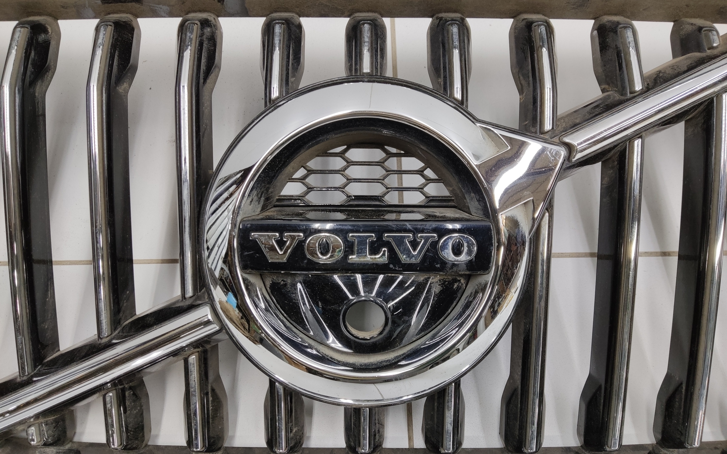 Решетка радиатора Volvo XC60 2 под камеру