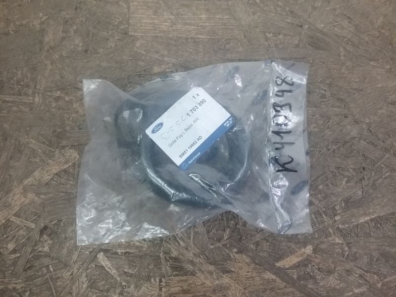 Рамка ПТФ передняя правая Ford Focus 3 матовая