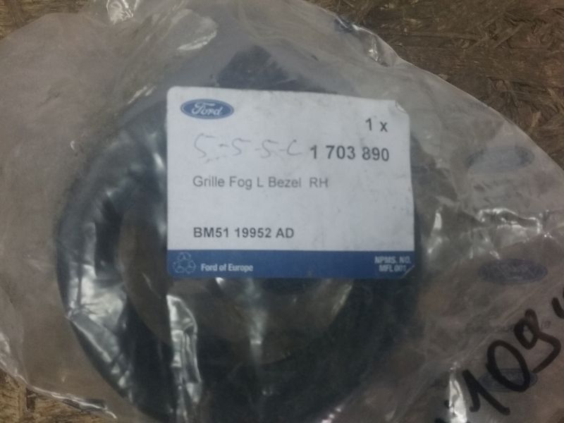 Рамка ПТФ передняя правая Ford Focus 3 матовая