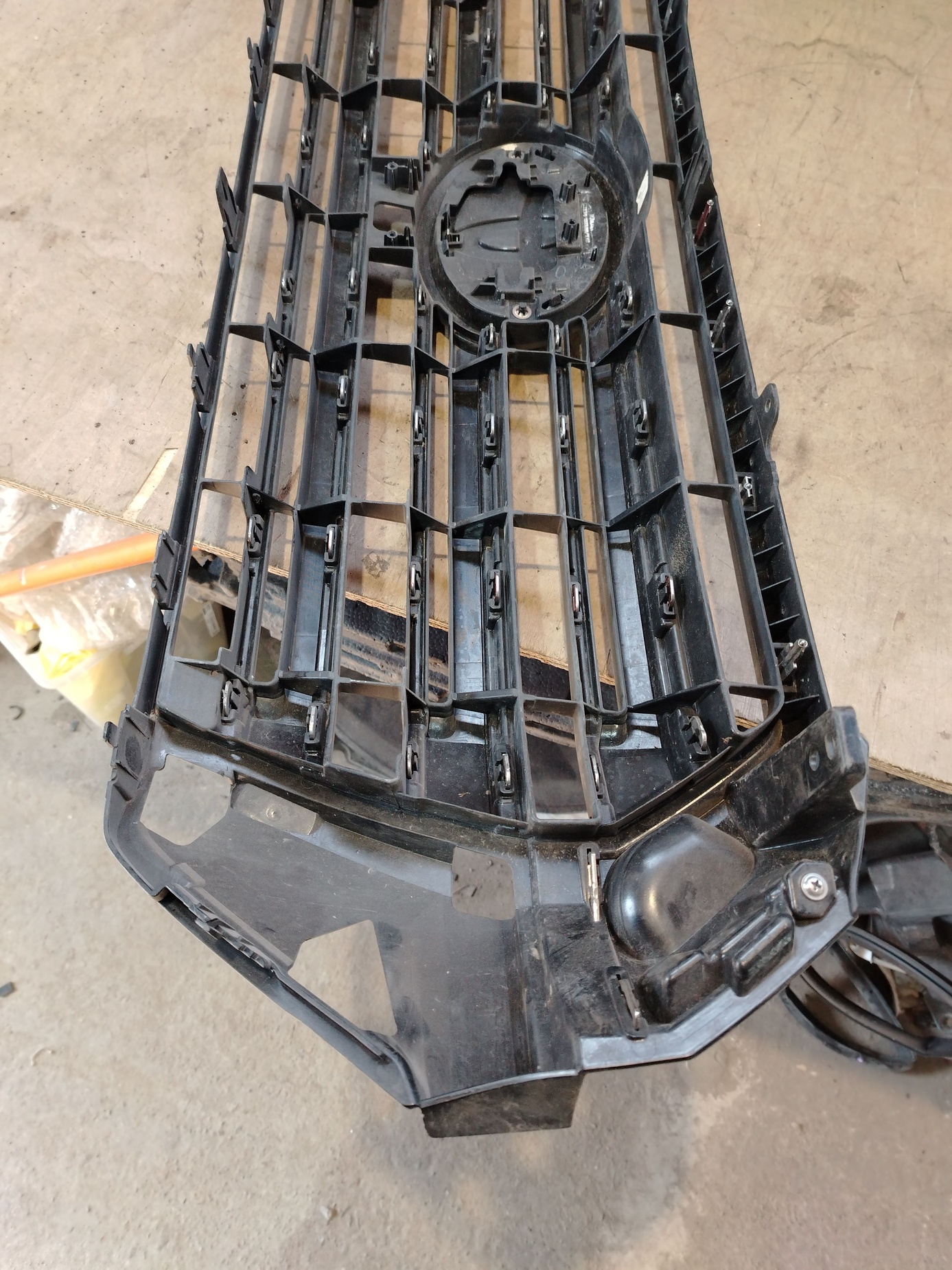 Решетка радиатора Toyota Land Cruiser 200 Restail 2