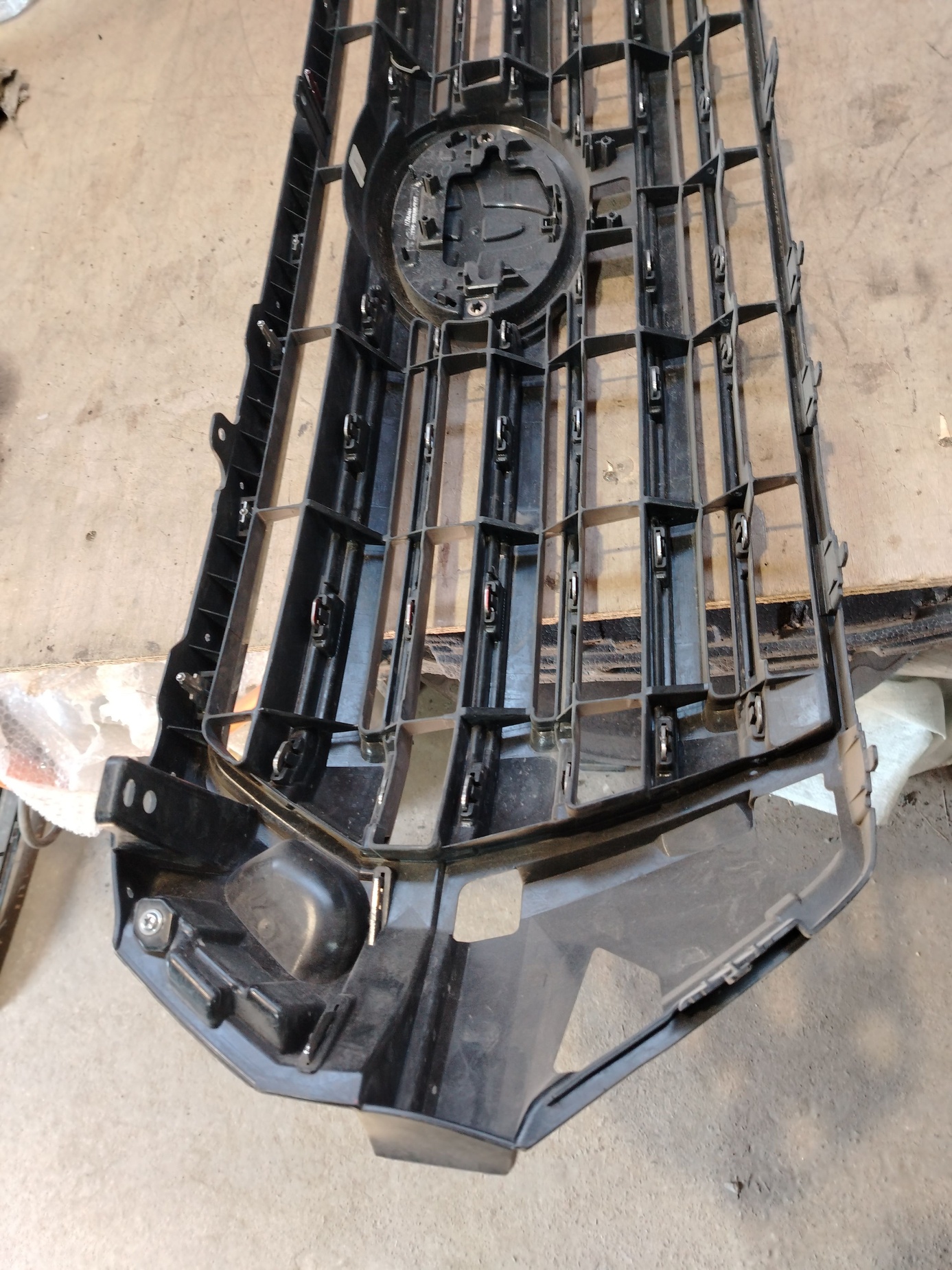 Решетка радиатора Toyota Land Cruiser 200 Restail 2
