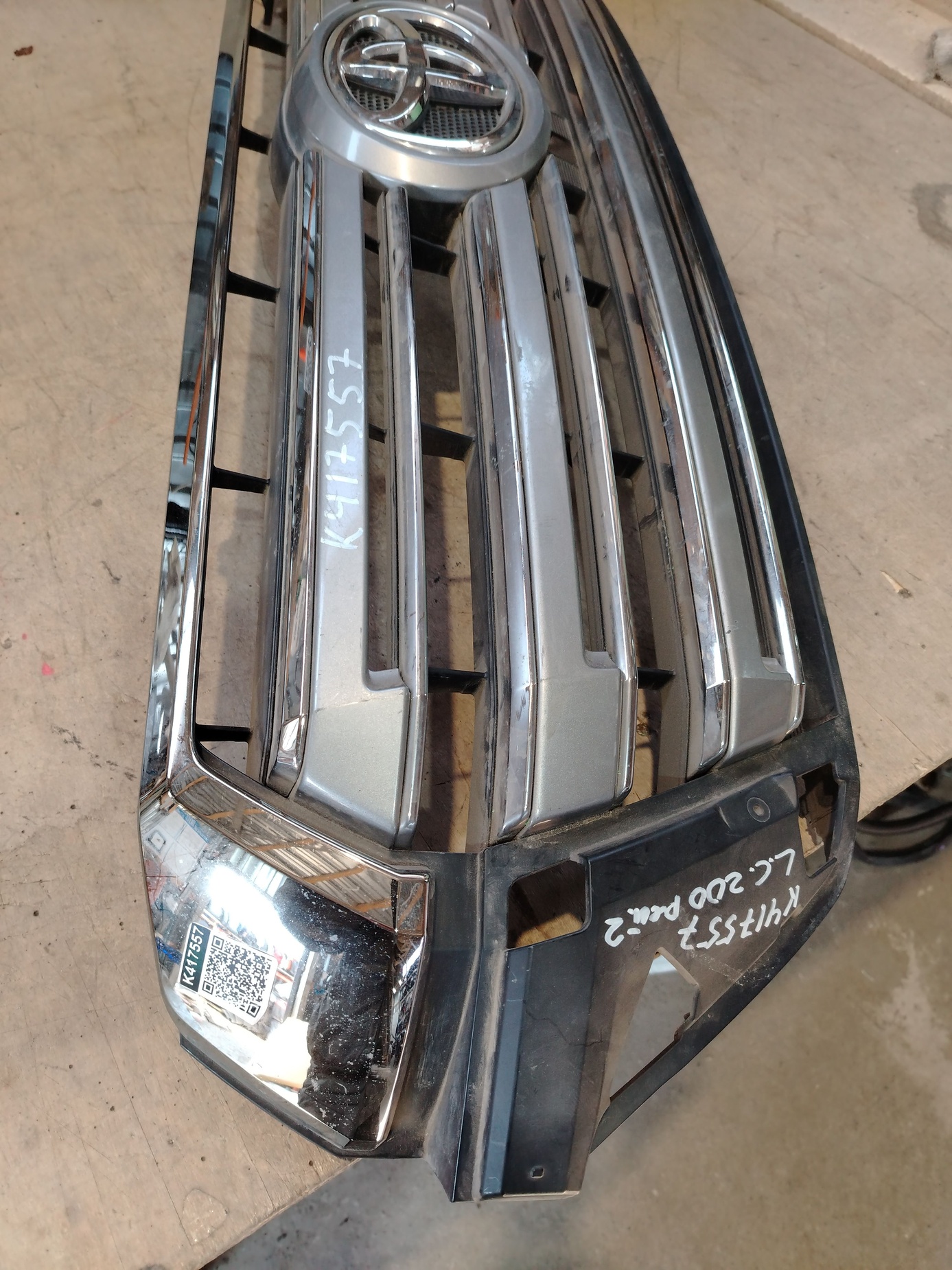 Решетка радиатора Toyota Land Cruiser 200 Restail 2