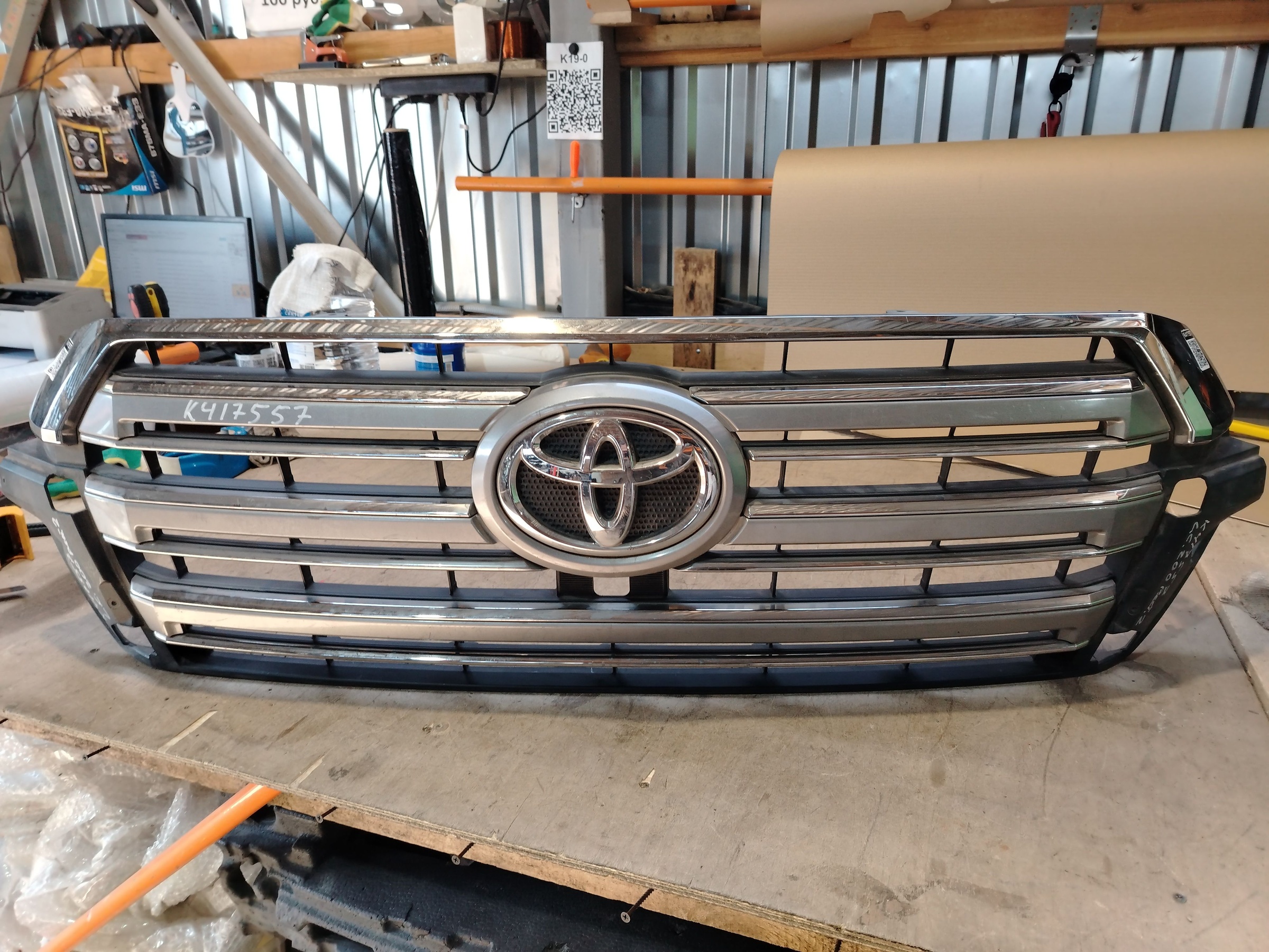 Решетка радиатора Toyota Land Cruiser 200 Restail 2