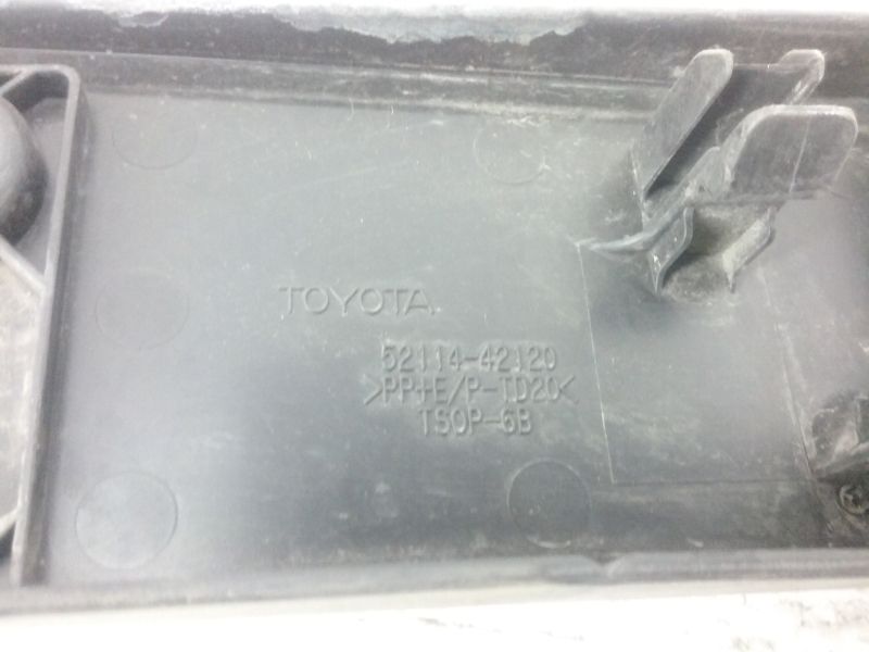 Накладка переднего бампера под номерной знак Toyota RAV4 CA40 Restail