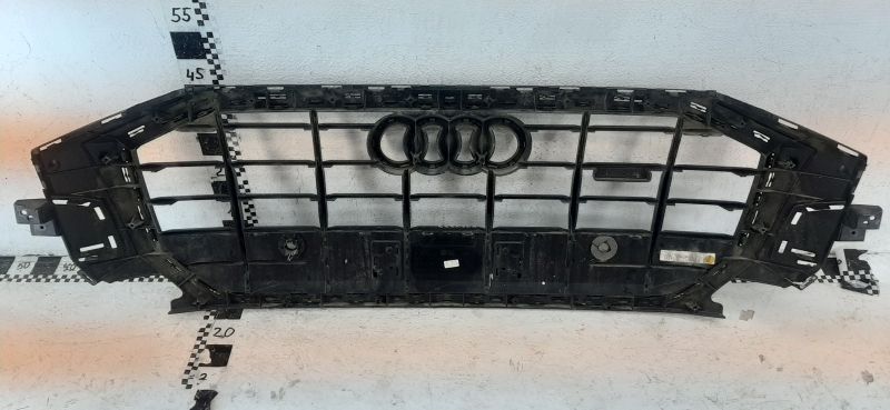 Решётка радиатора с черным молдингом Audi Q8