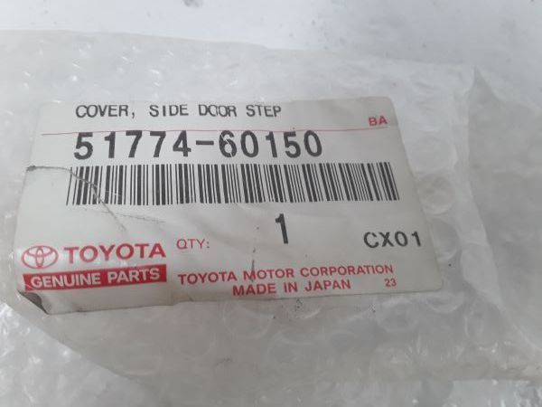 Накладка левой подножки передняя Toyota Land Cruiser 200