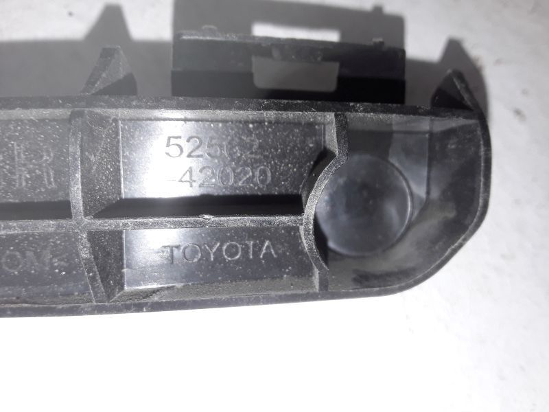 Кронштейн заднего бампера правый Toyota RAV4 CA40