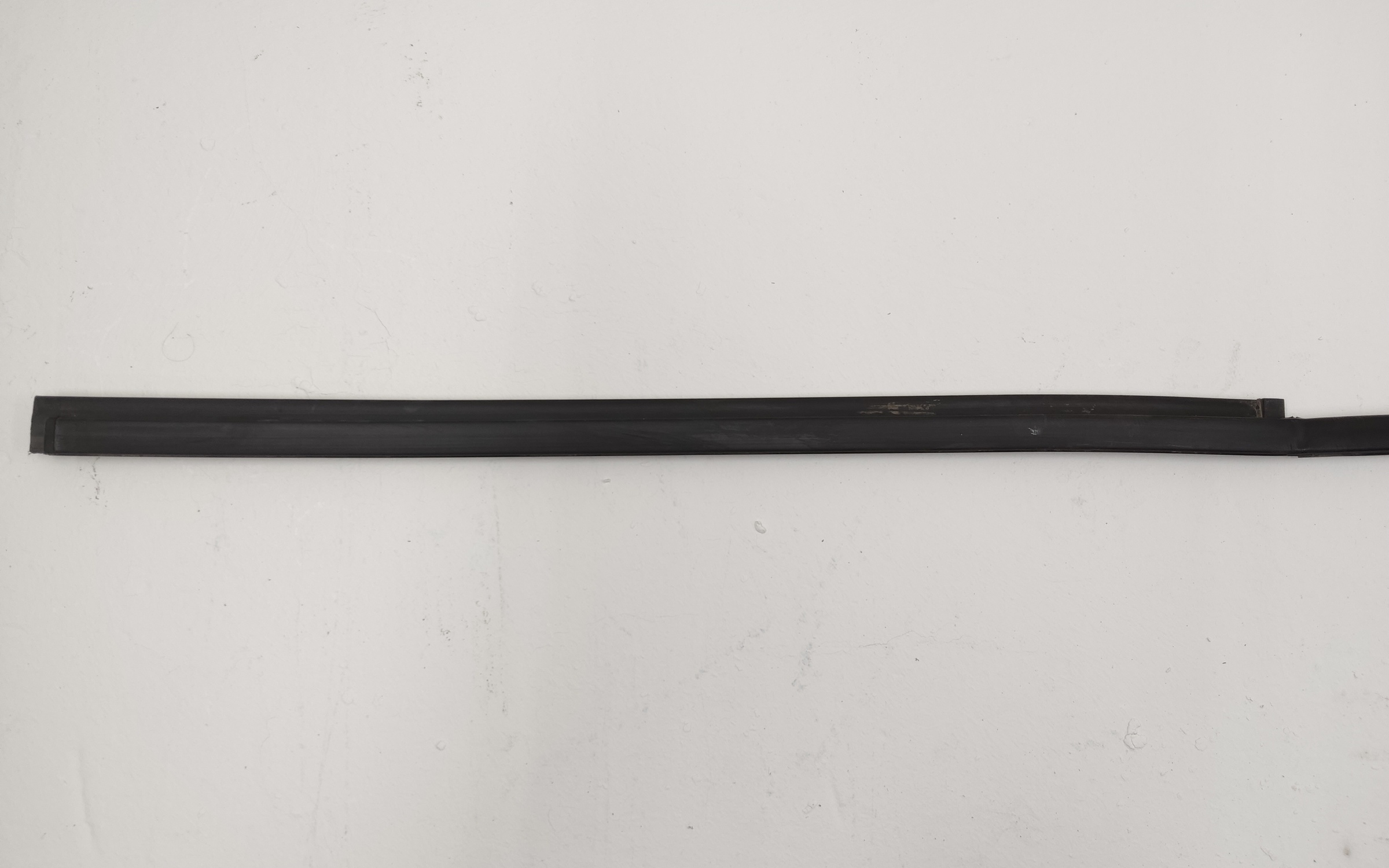 Уплотнитель лобового стекла левый Lexus GX 1