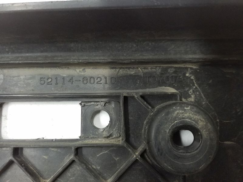 Накладка переднего бампера под номерной знак Toyota Land Cruiser Prado 150 Restail