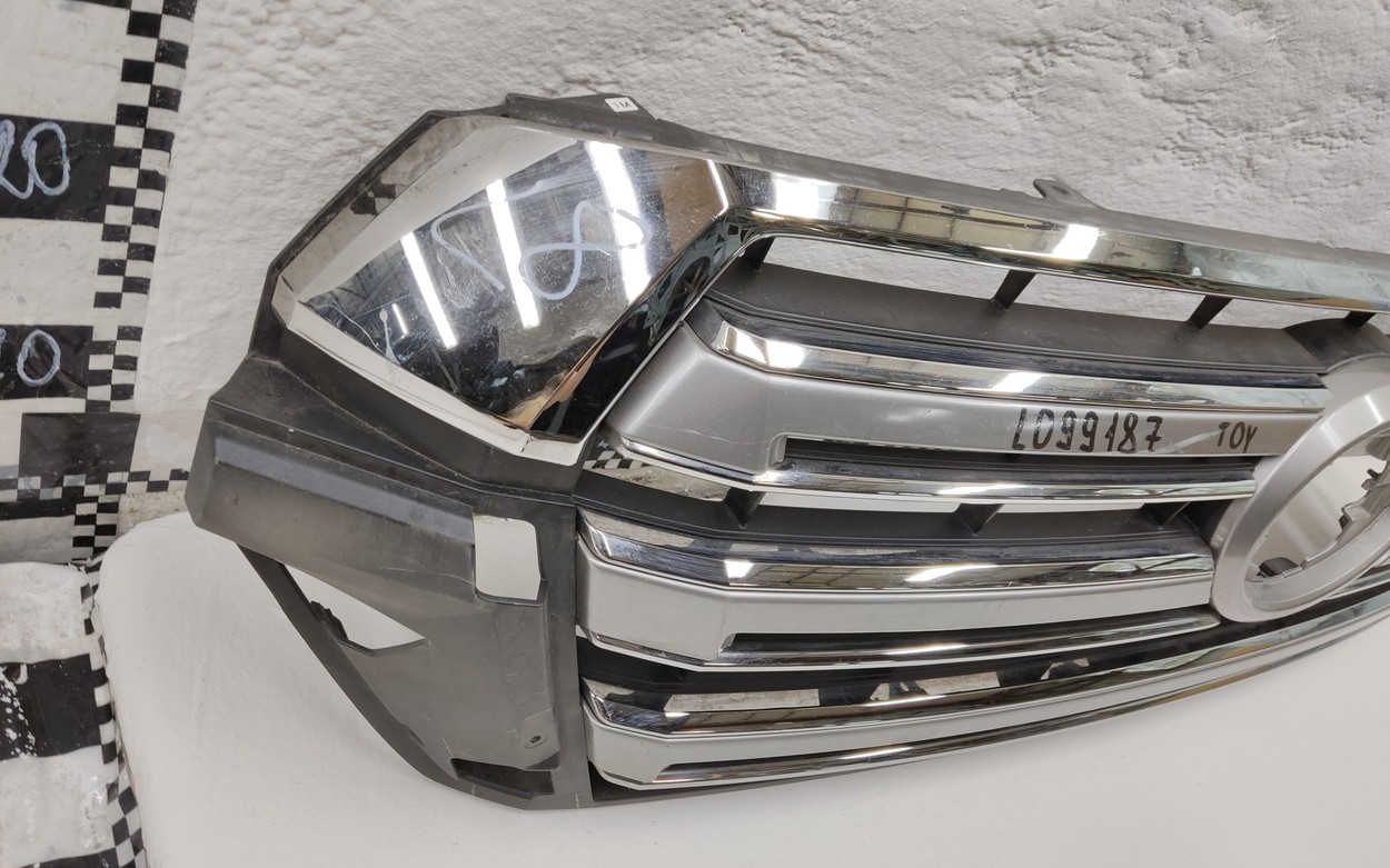 Решетка радиатора Toyota Land Cruiser 200 Restail 2