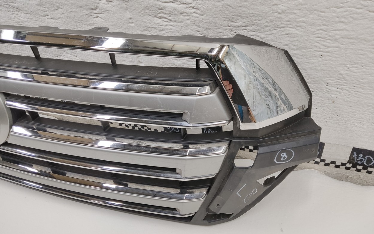 Решетка радиатора Toyota Land Cruiser 200 Restail 2