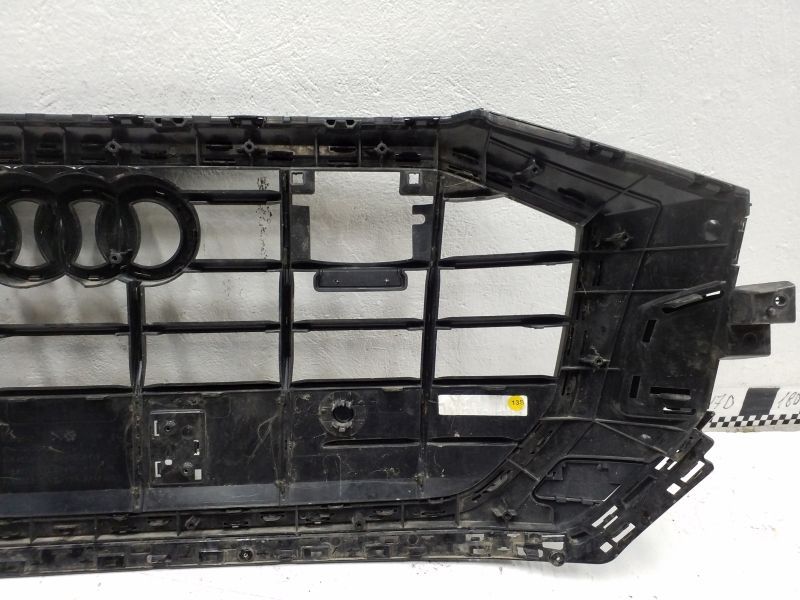 Решётка радиатора с черным молдингом Audi Q8