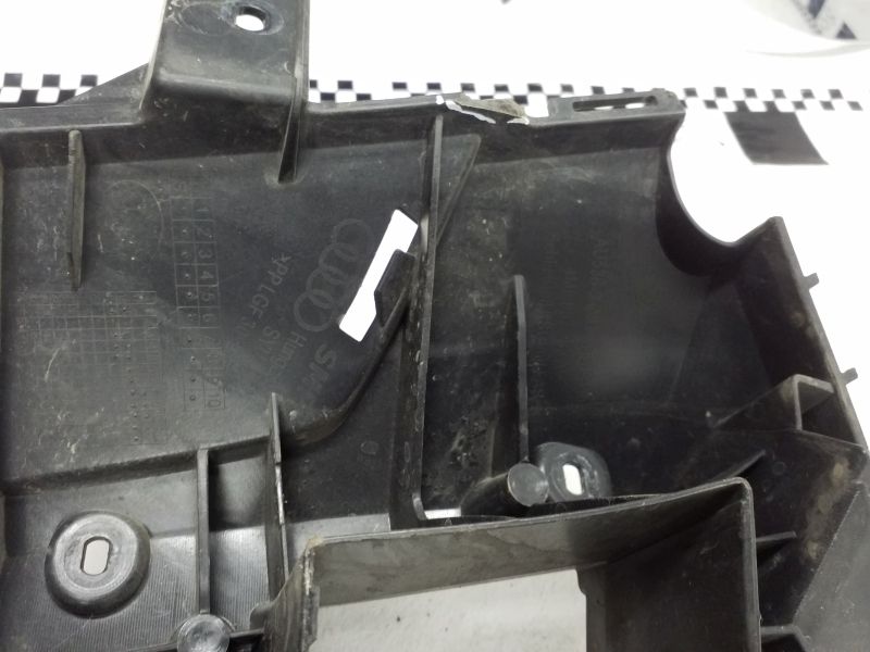 Кронштейн решётки радиатора Audi Q8