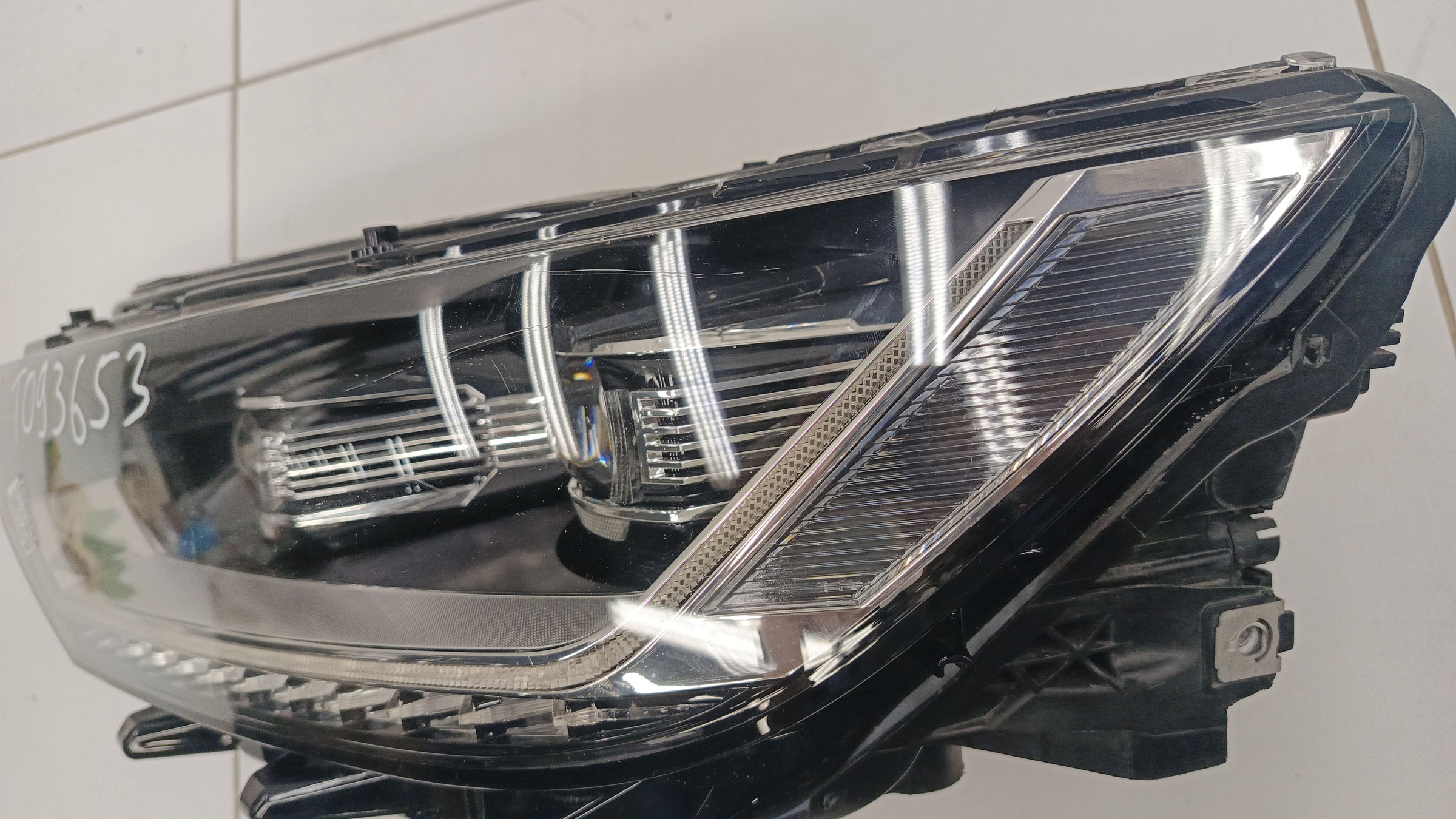 Фара передняя левая Volkswagen Passat B8 LED