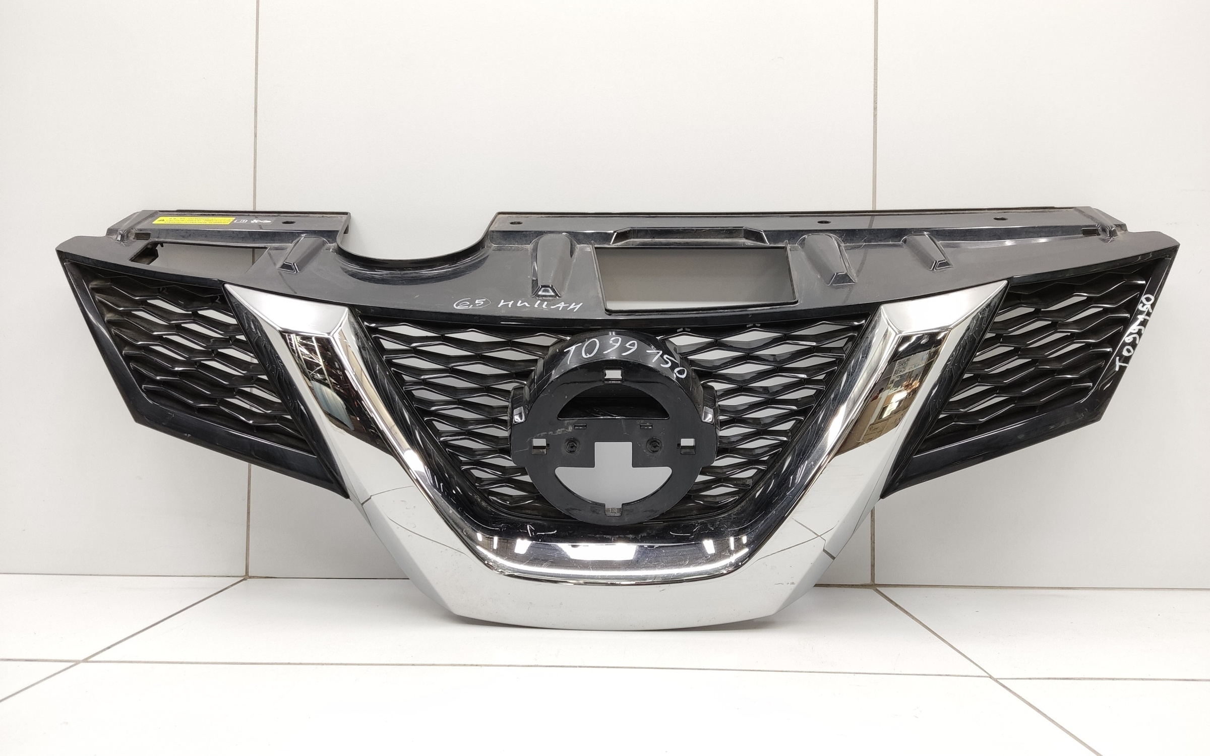 Решетка радиатора Nissan X-Trail T32 под камеру