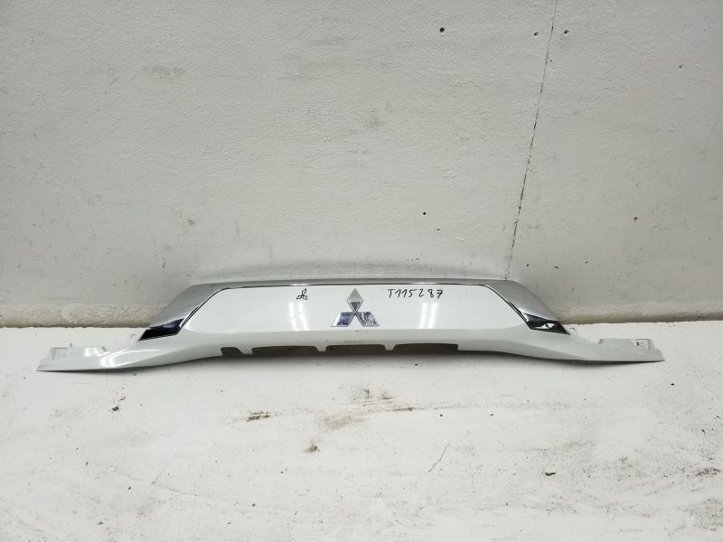 Накладка крышки багажника Mitsubishi Outlander 3 Restail 2